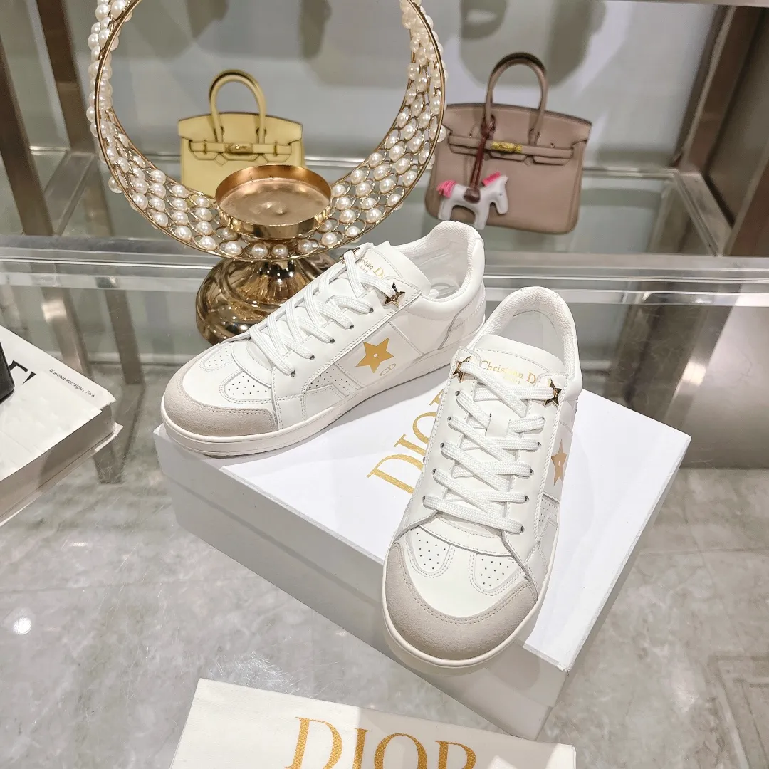 👟👟Ex-factory price 560👟👟Dior2024 new white shoes, Dior Dior Star women's sports shoes, very light summer white shoes. The upper is carefully made of imported suede, decorated with tonal suede panels, metal stars decorate the lace eyelets, and breathable mesh inside. The upper is punched and designed not to stuffy the feet. It is equipped with Christian Dior logo and thin soles. The thick sole is suitable for all seasons! Size: 35-41 (40 and 41 are customized and cannot be returned or exchanged)